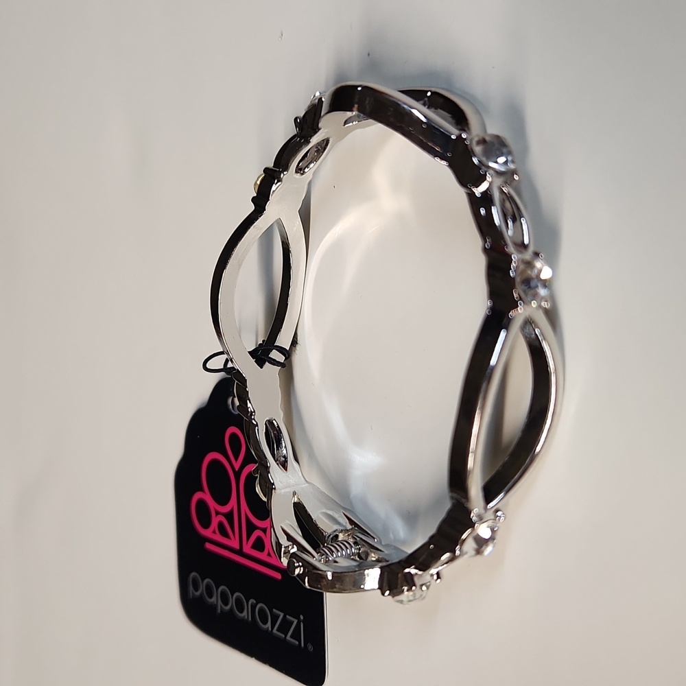 NWT Paparazzi Interwoven Illusion White & Silver Braclet